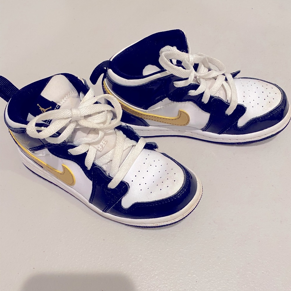 Nike Boys size 10!
